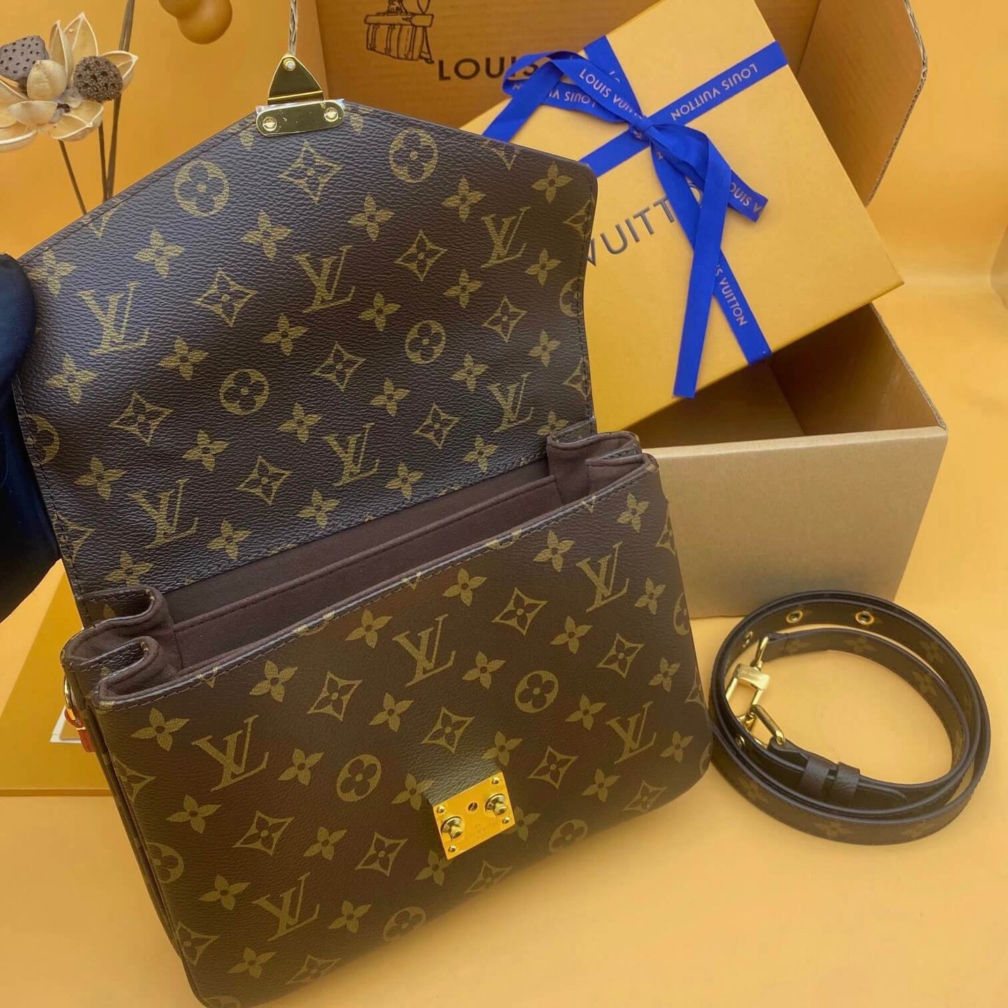 Sac à bandoulière carré monogramme classique