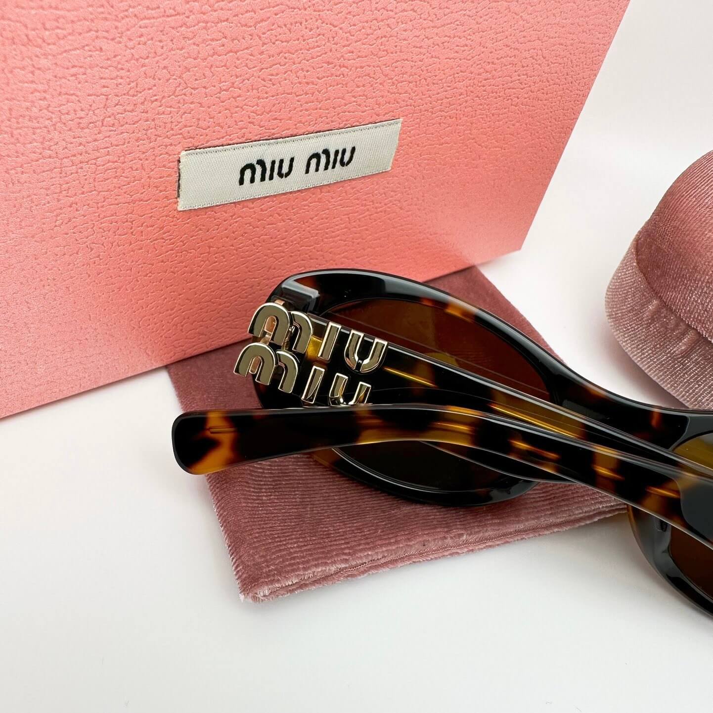Lunettes de soleil à motif de lettres en métal