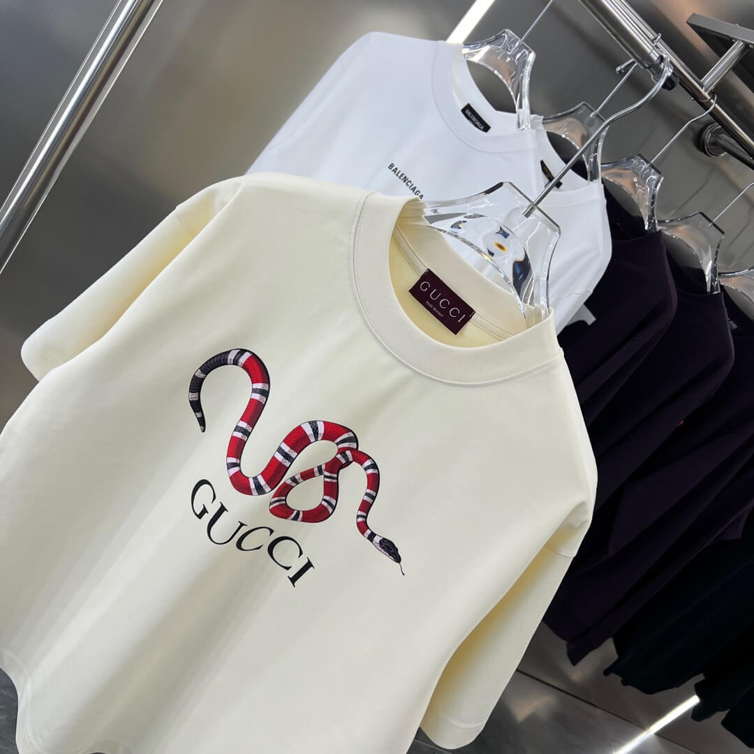 2025 T-Shirt mit Schlangen-Print