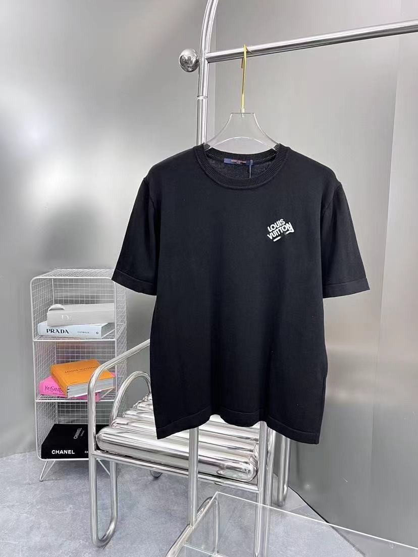 T-shirt brodé avec épingles