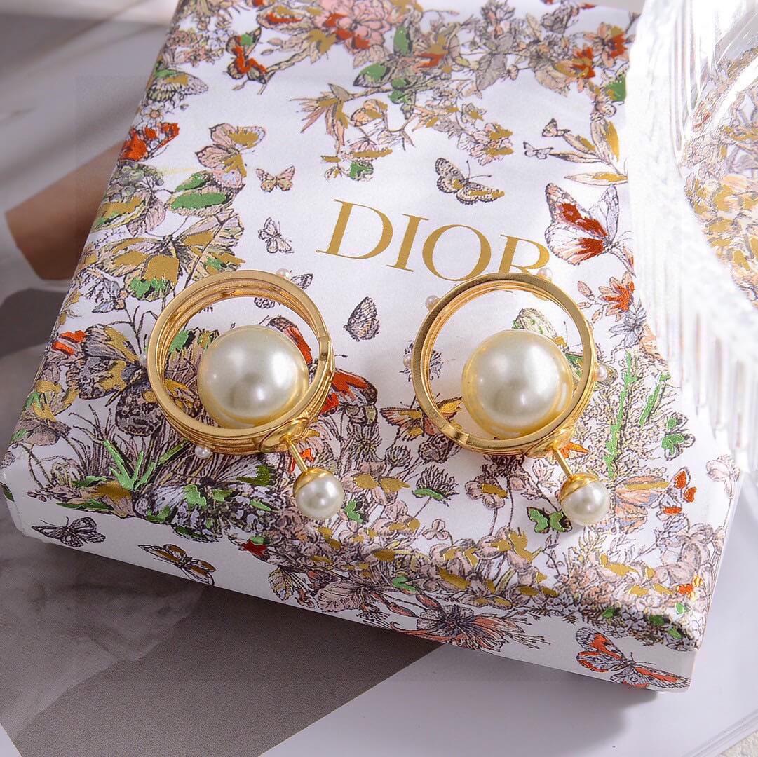 Elegant Pearl-Accented Round Earrings