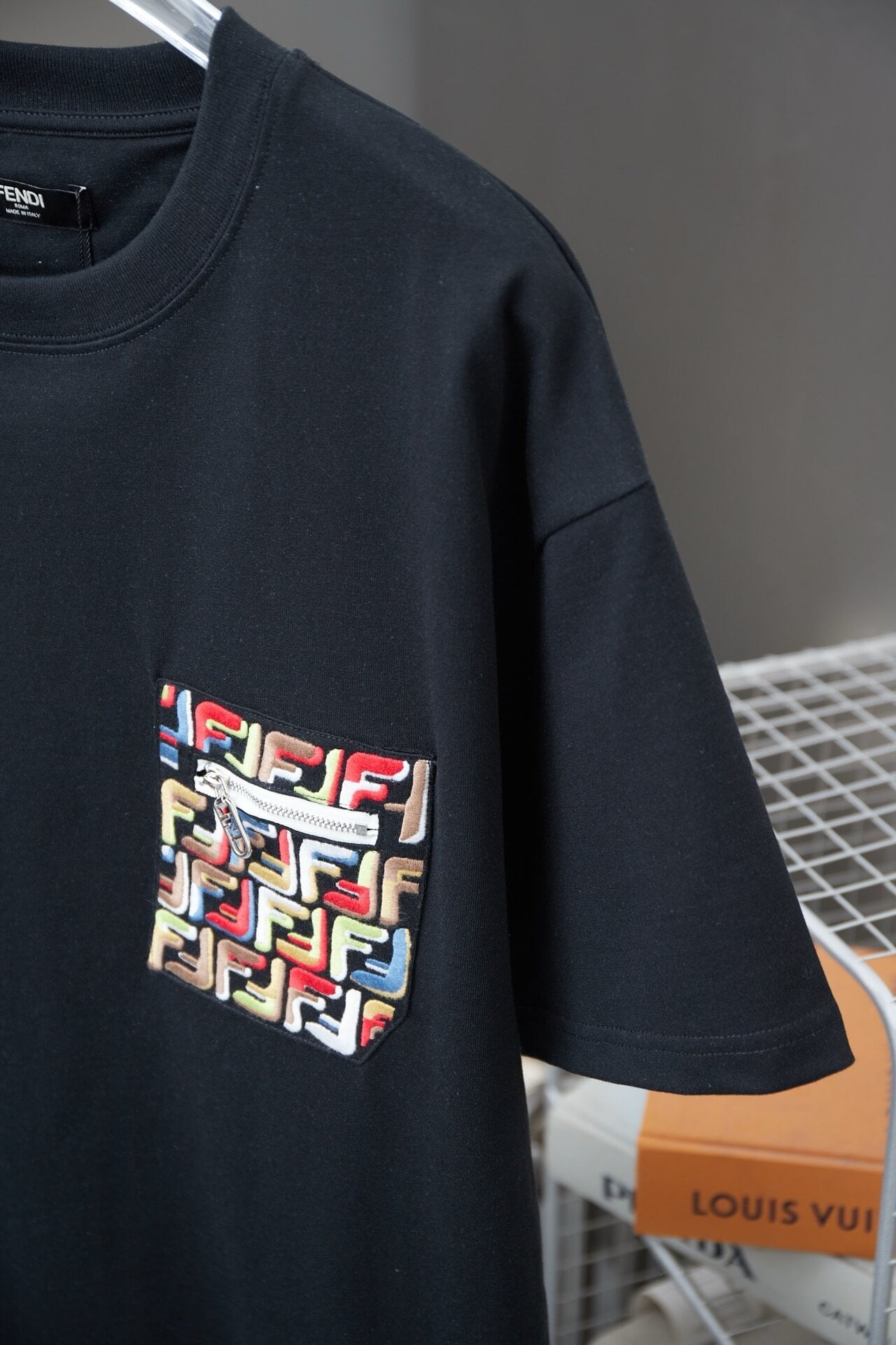 T-shirt brodé coloré