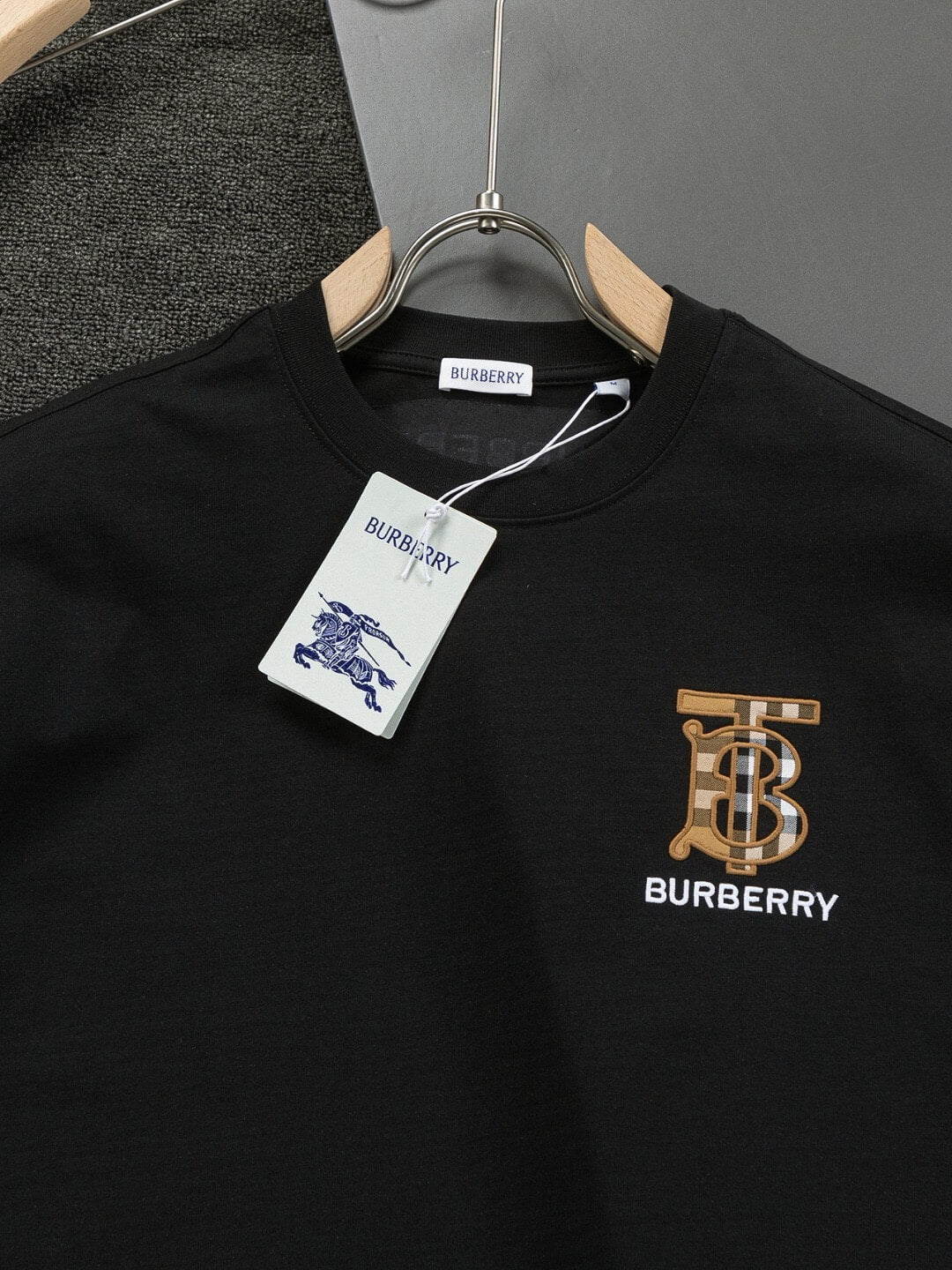 T-shirt brodé à rayures marron