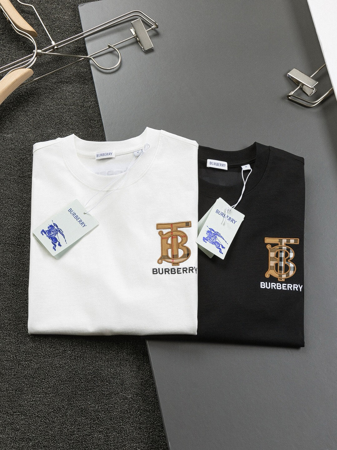 T-shirt brodé à rayures marron