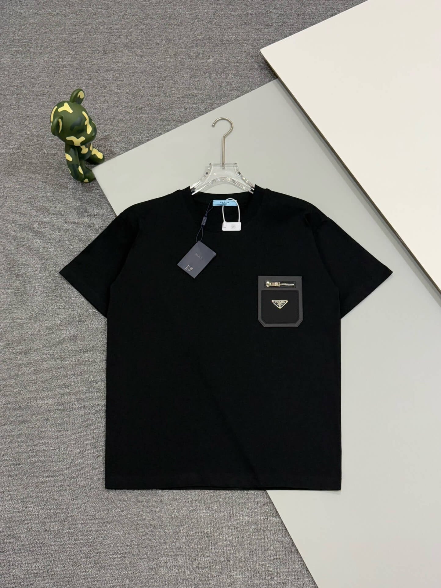 T-Shirt mit Reißverschlusstasche vorne