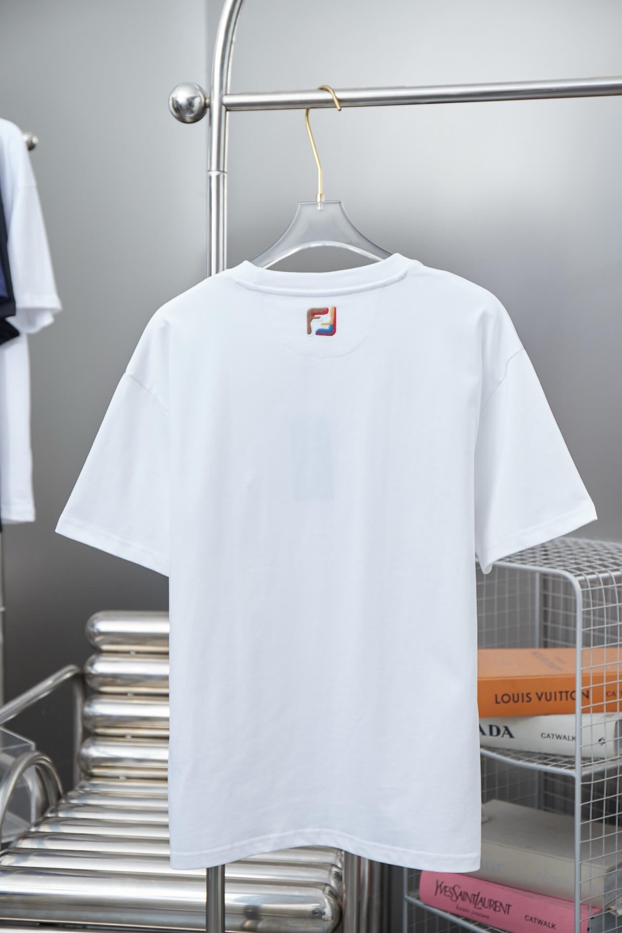 T-shirt brodé coloré