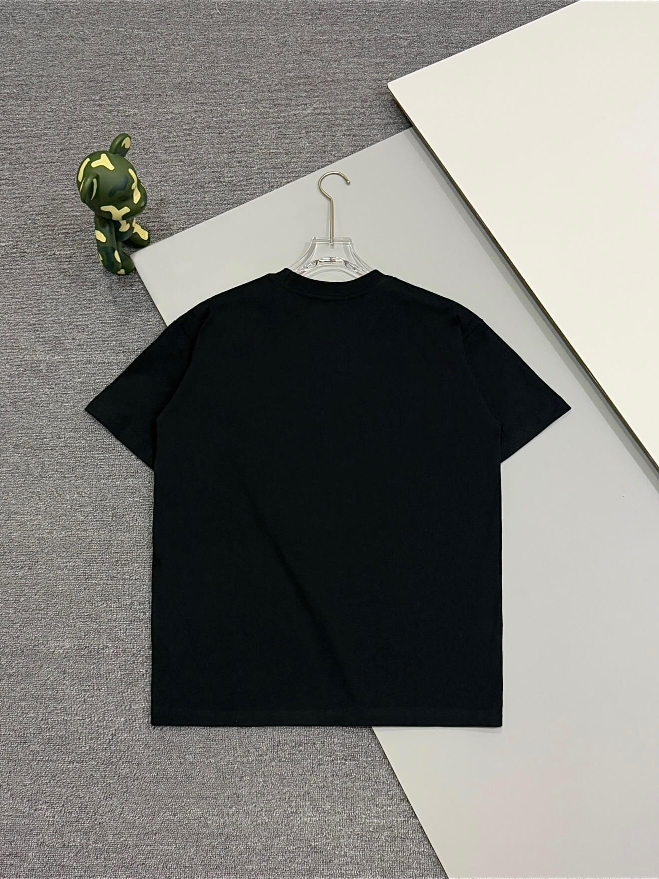 T-Shirt mit Reißverschlusstasche vorne