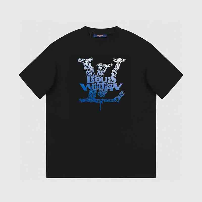 Blaues T-Shirt mit seltsamem Aufdruck