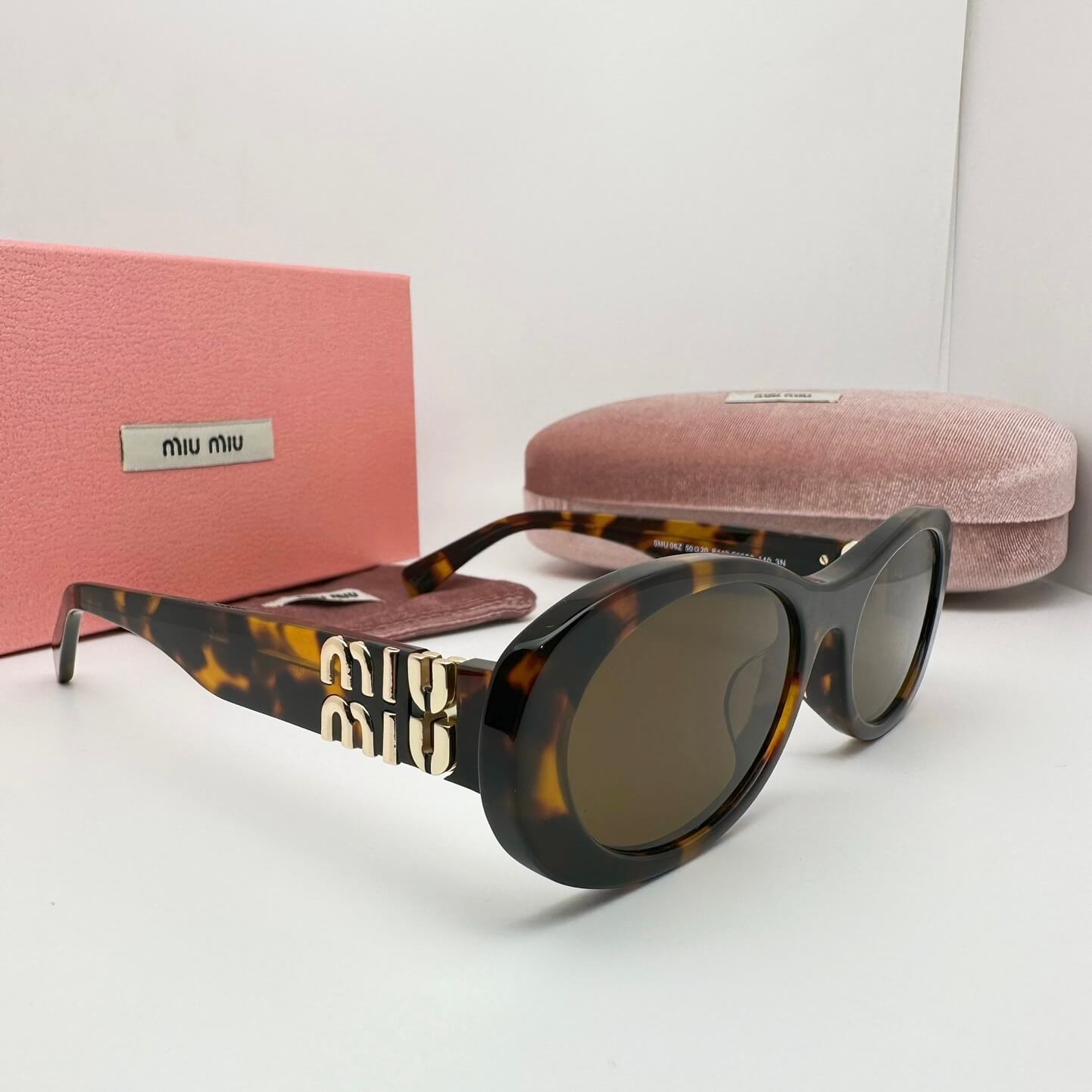 Lunettes de soleil à motif de lettres en métal