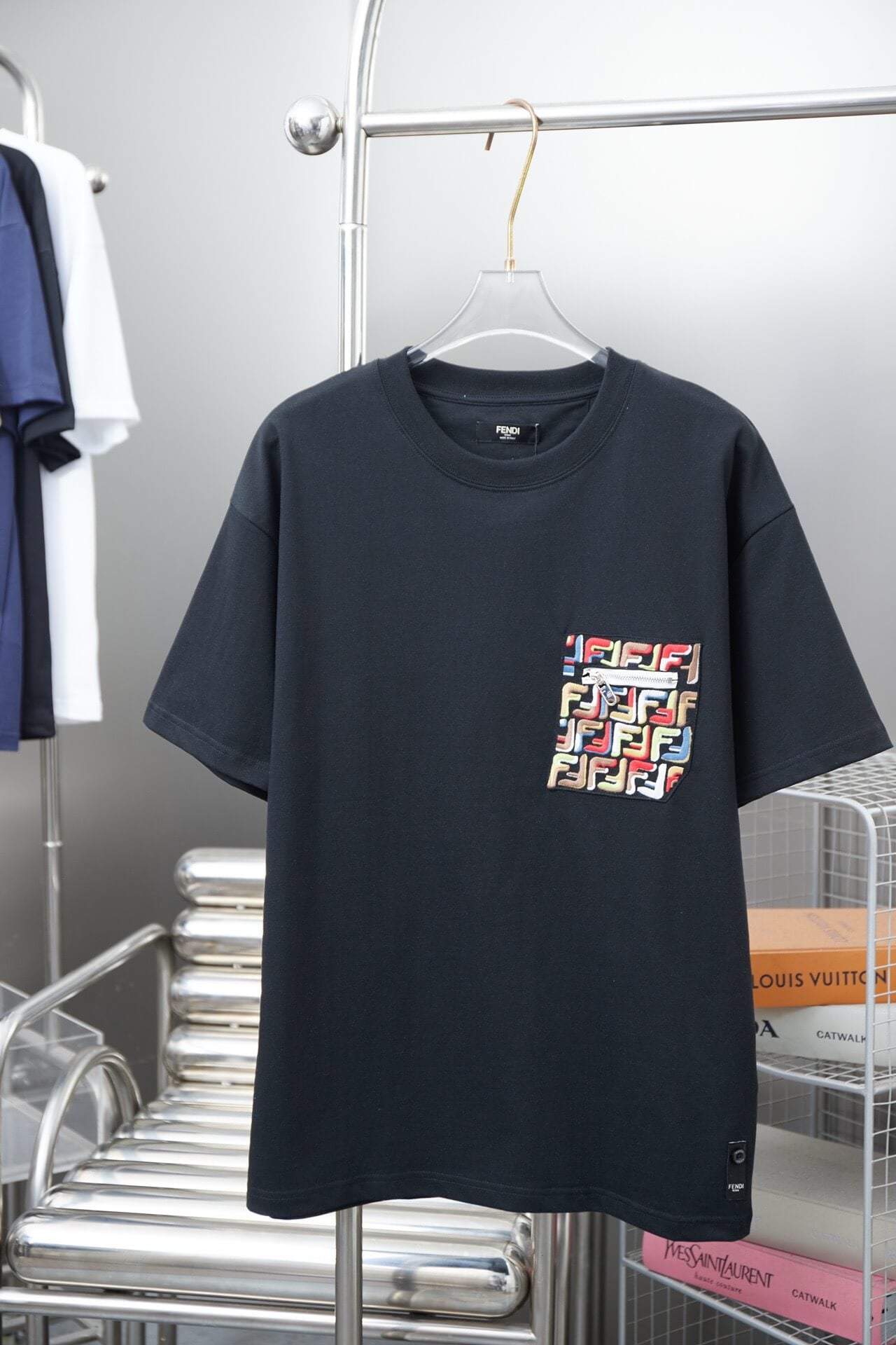 T-shirt brodé coloré