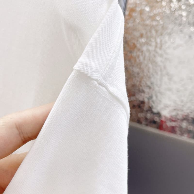 T-shirt classique avec logo triangulaire et broderie