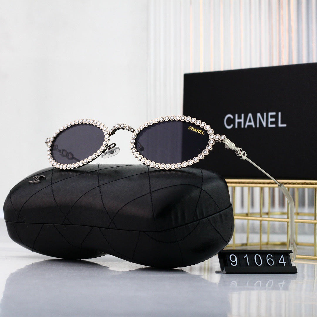 Lunettes de soleil vintage entièrement en métal et strass