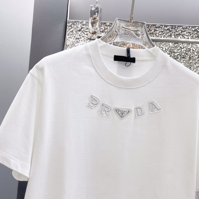 T-shirt classique avec logo triangulaire et broderie