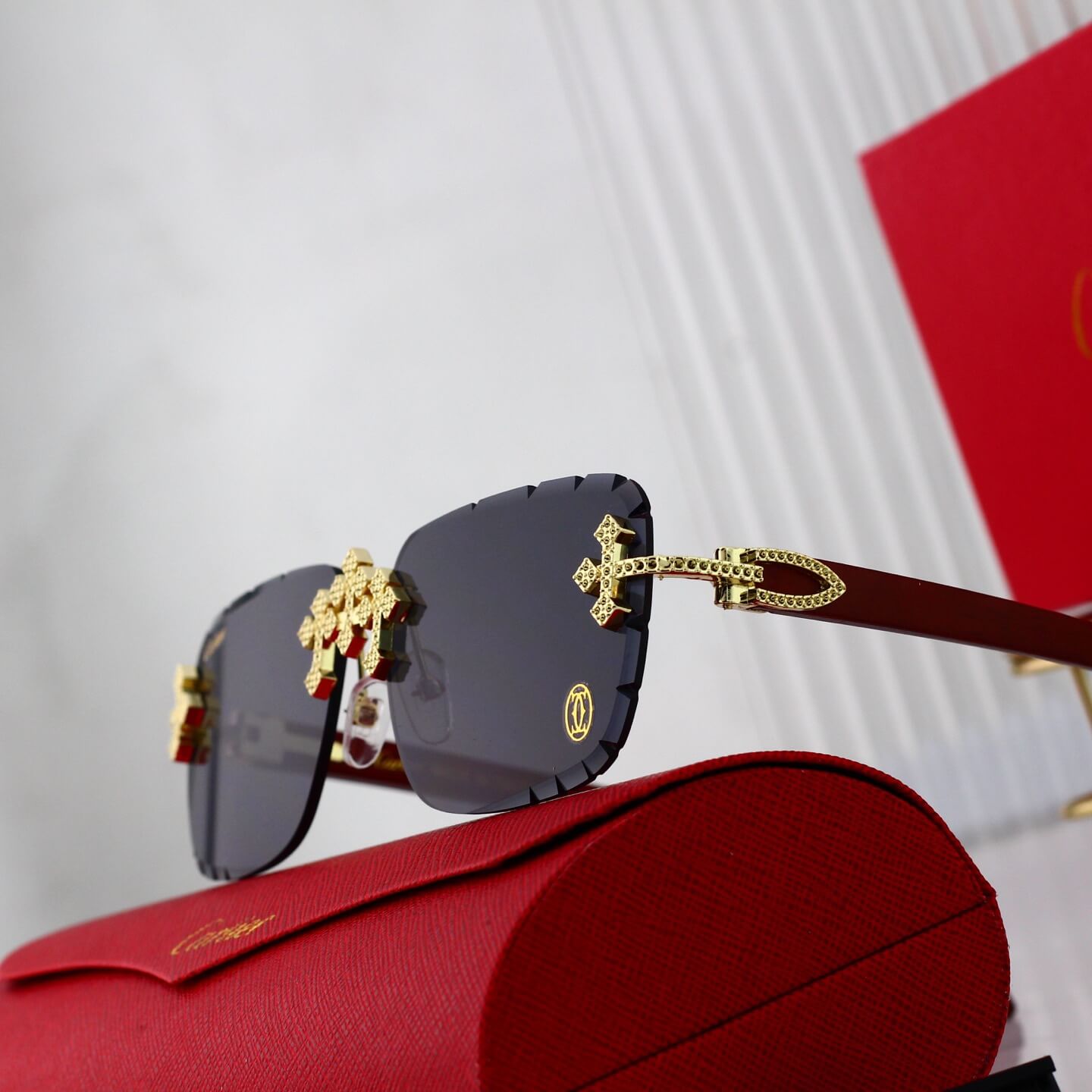 Lunettes de soleil rétro sans monture avec croix dorée