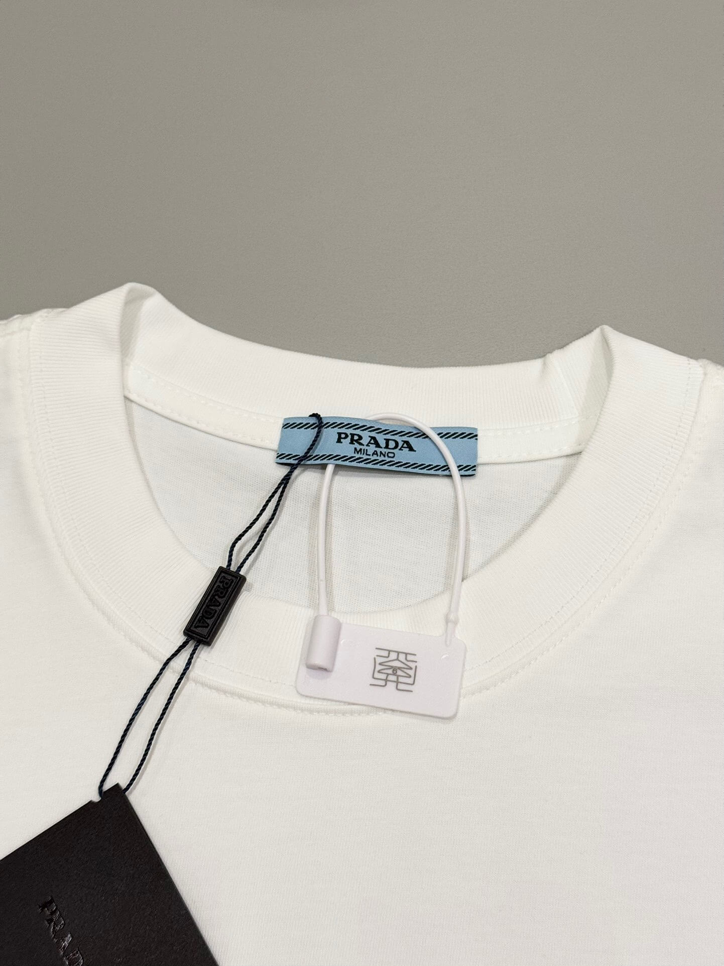 T-Shirt mit Reißverschlusstasche vorne