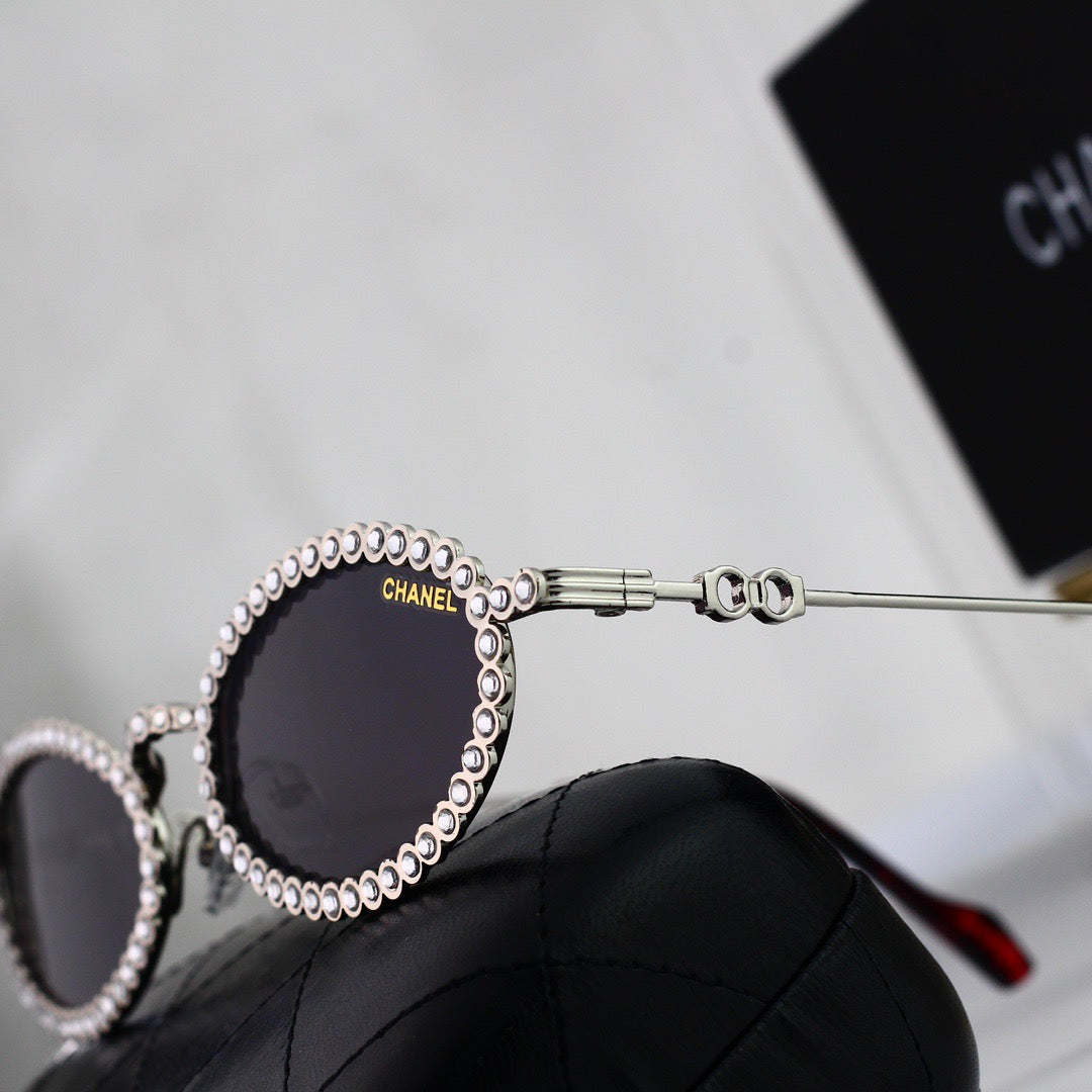Lunettes de soleil vintage entièrement en métal et strass
