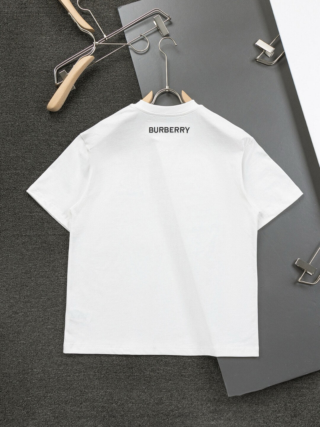T-shirt brodé à rayures marron