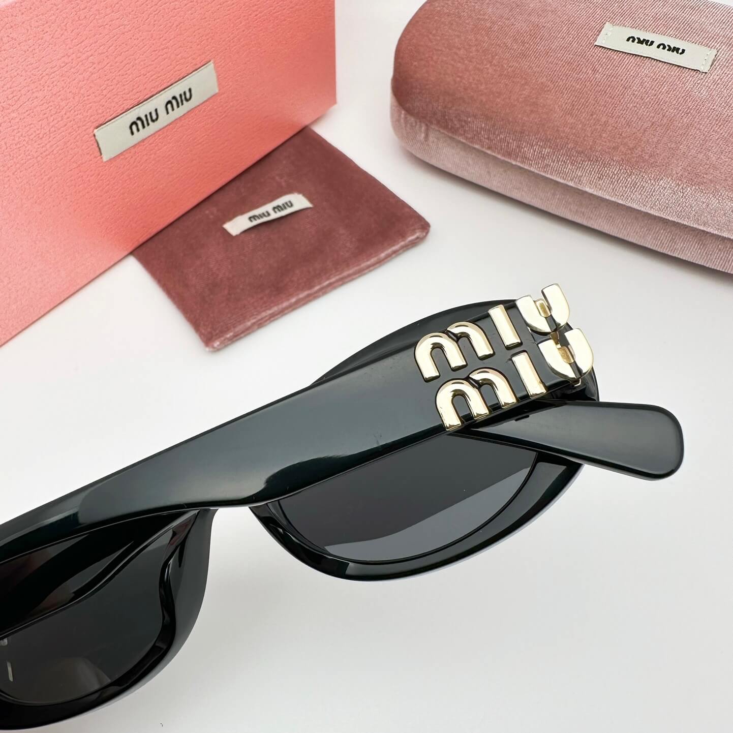 Lunettes de soleil à motif de lettres en métal