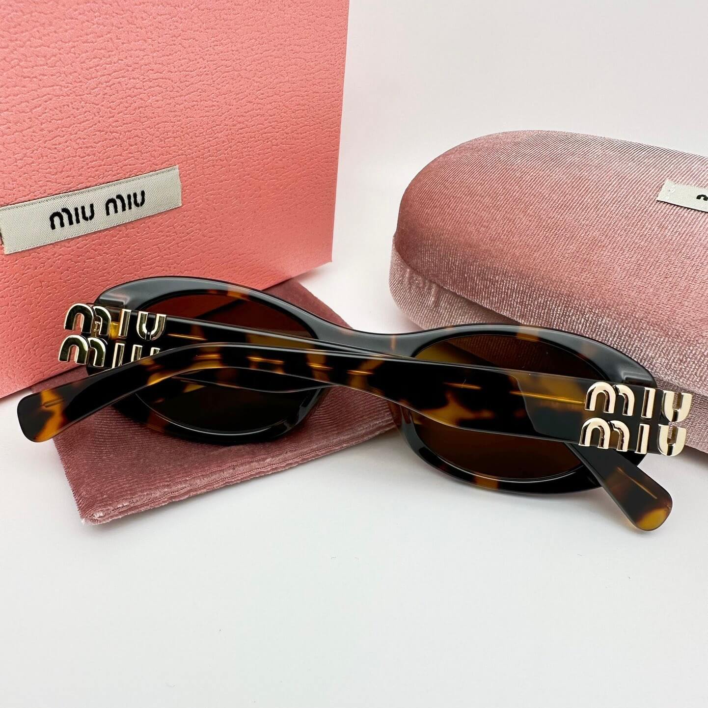 Lunettes de soleil à motif de lettres en métal