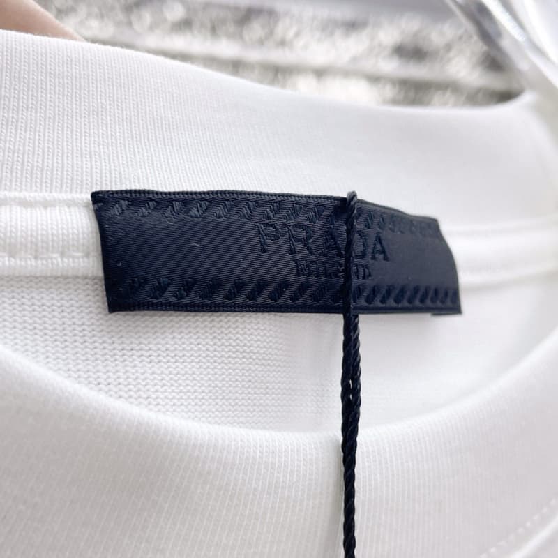T-shirt classique avec logo triangulaire et broderie