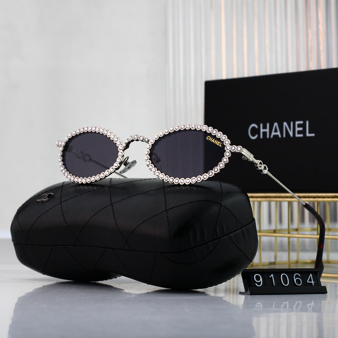 Lunettes de soleil vintage entièrement en métal et strass
