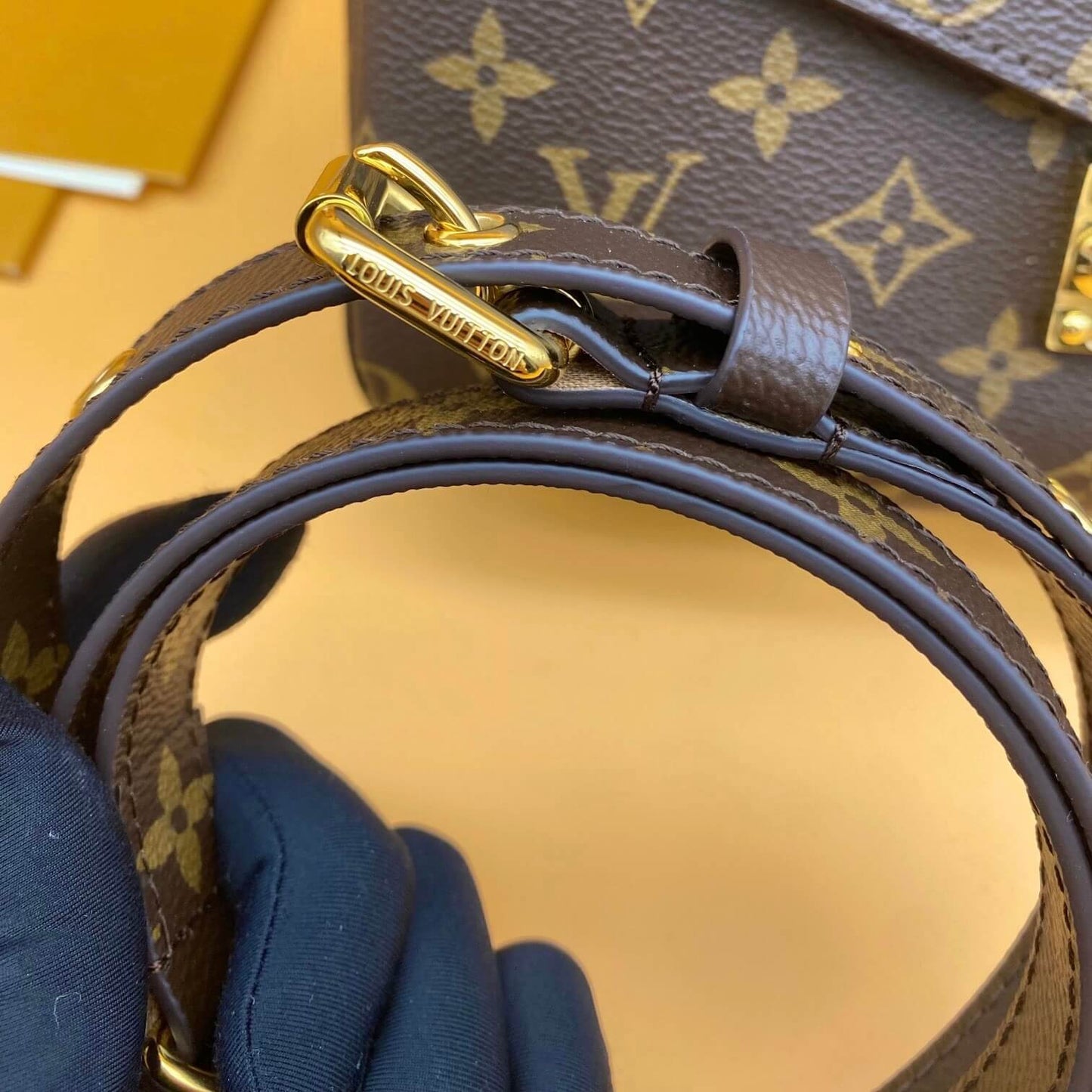Sac à bandoulière carré monogramme classique