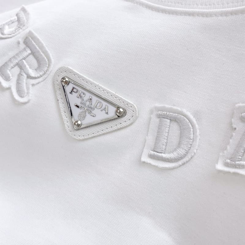 T-shirt classique avec logo triangulaire et broderie