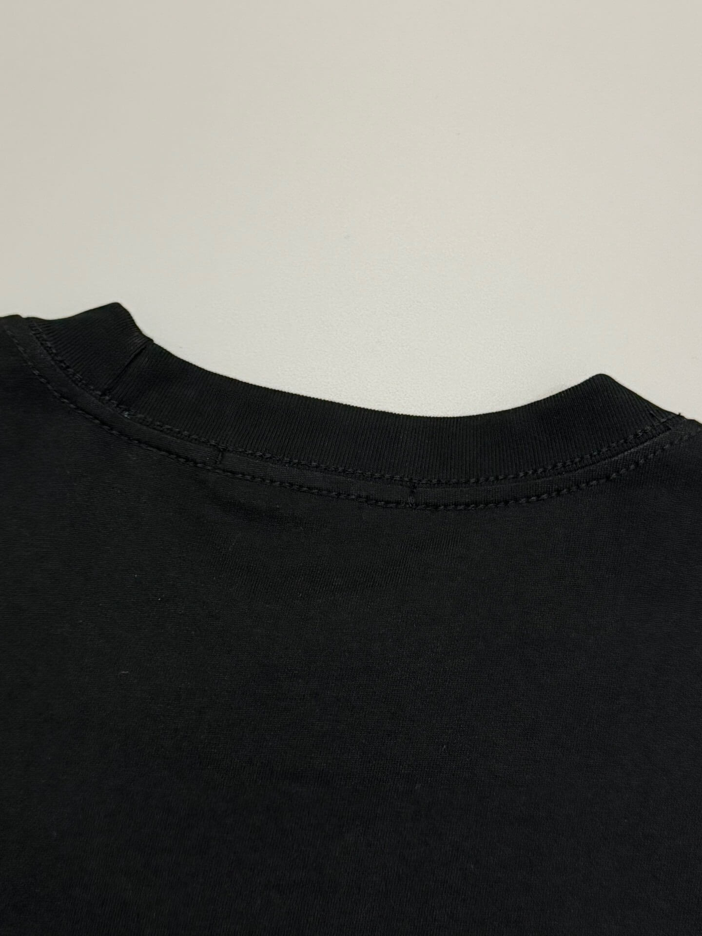 T-Shirt mit Reißverschlusstasche vorne