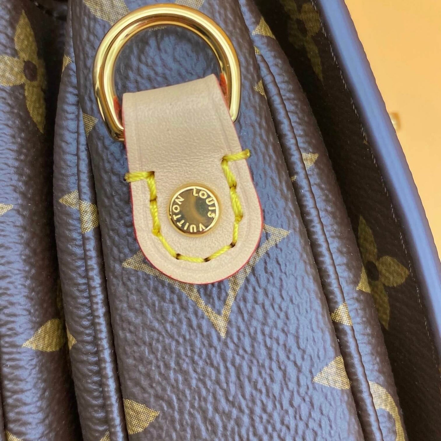 Sac à bandoulière carré monogramme classique