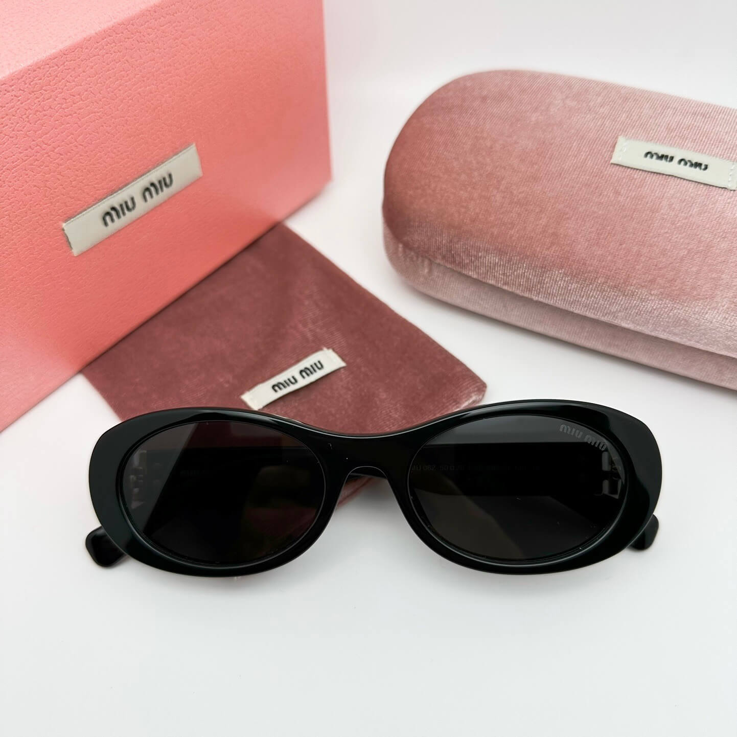 Lunettes de soleil à motif de lettres en métal