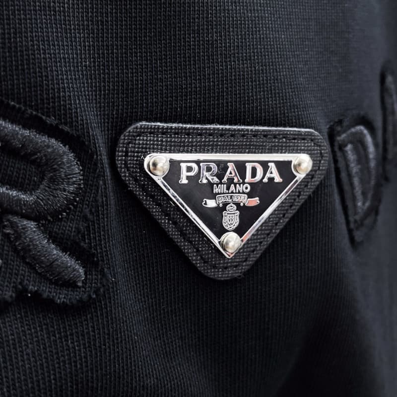 T-shirt classique avec logo triangulaire et broderie
