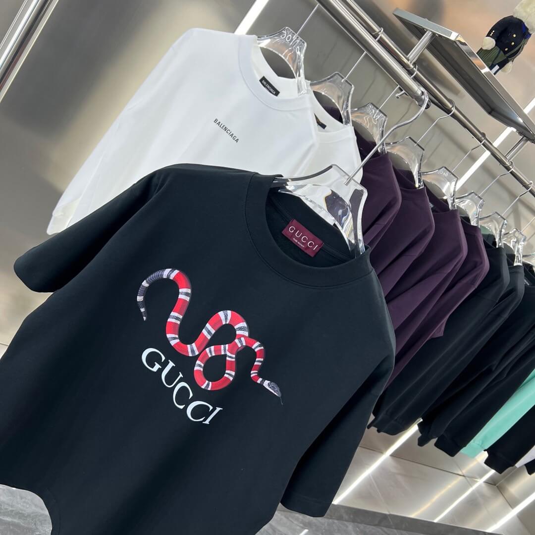2025 T-Shirt mit Schlangen-Print