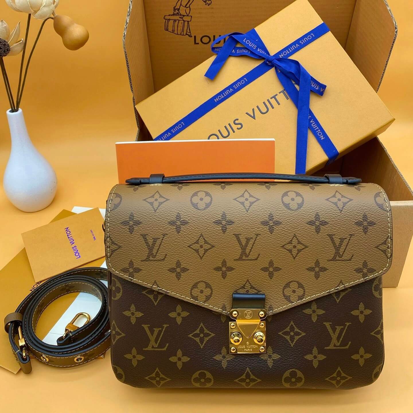 Sac à bandoulière carré monogramme classique
