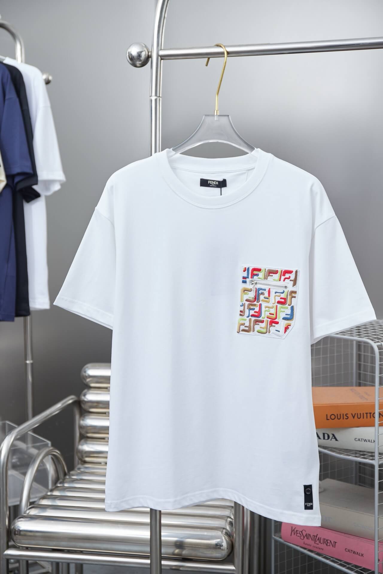 T-shirt brodé coloré