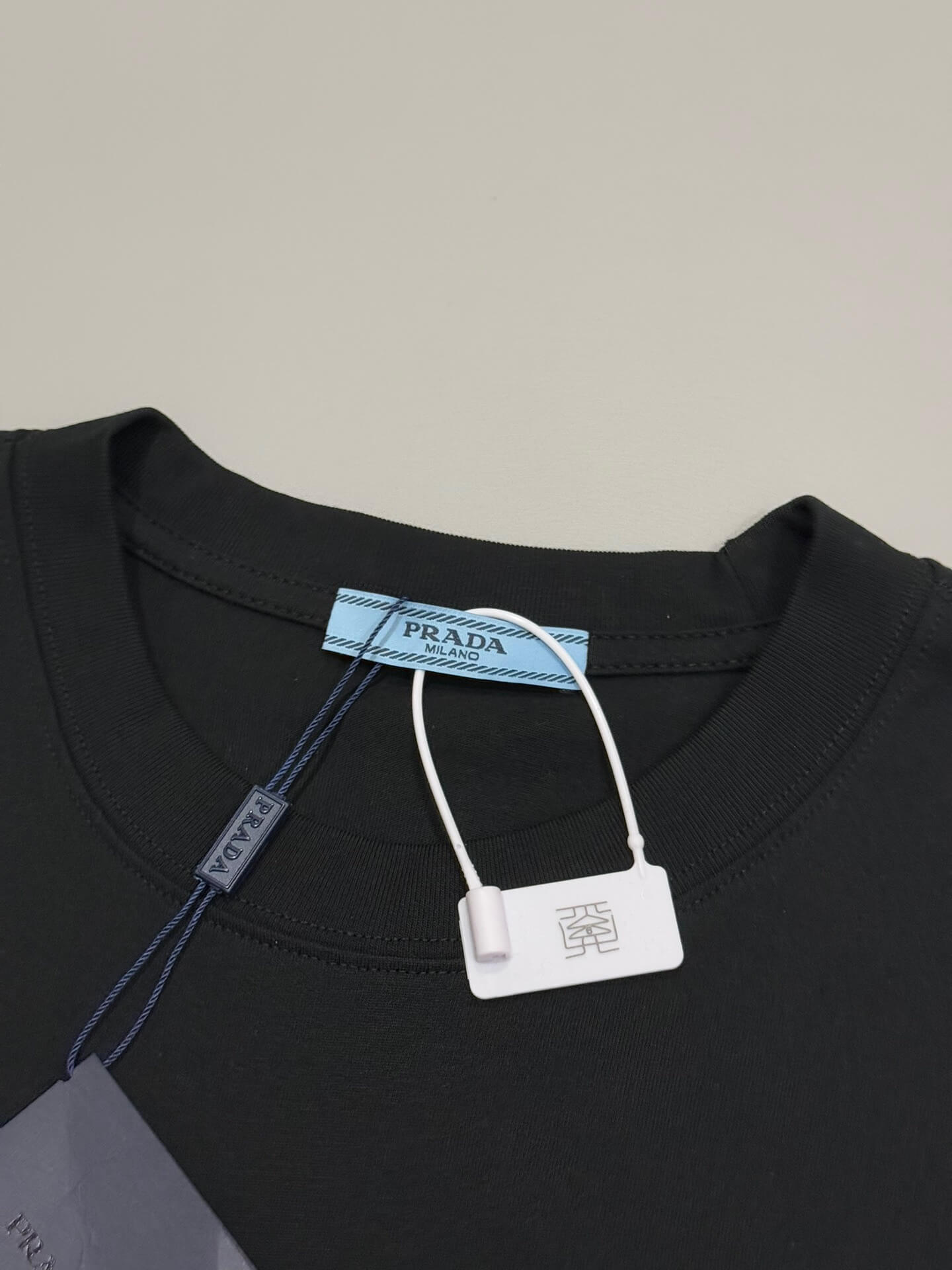 T-Shirt mit Reißverschlusstasche vorne