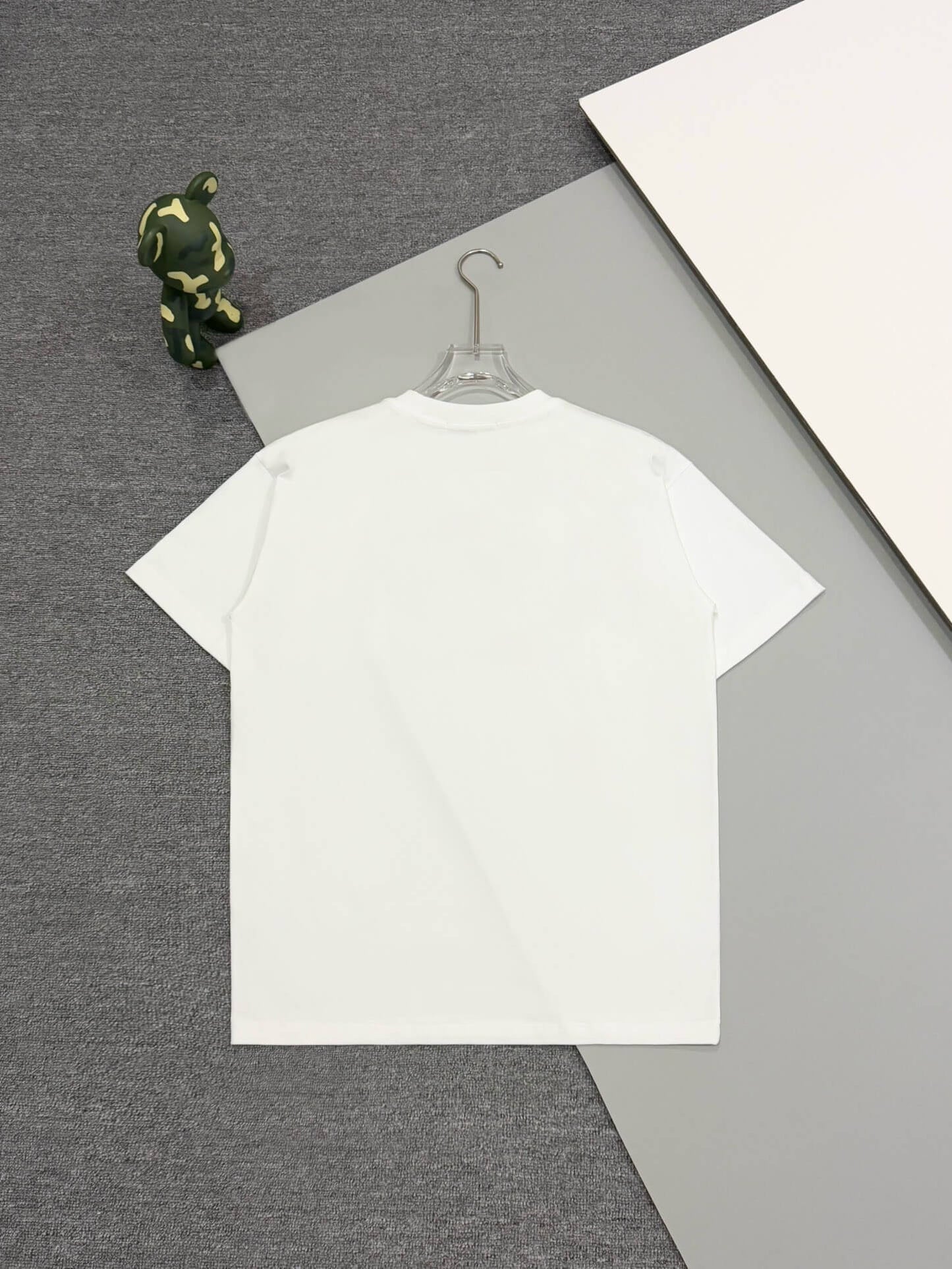 T-Shirt mit Reißverschlusstasche vorne