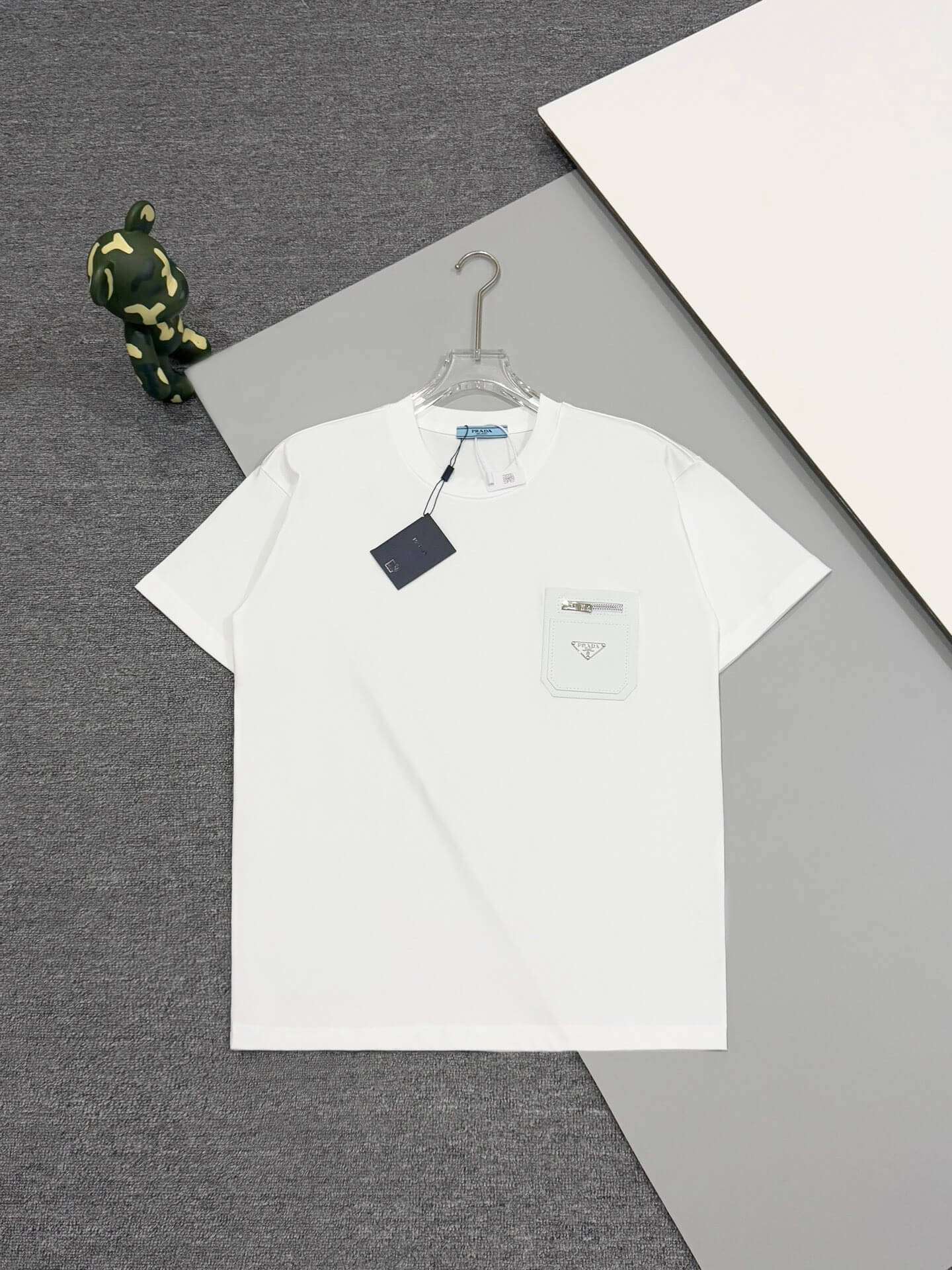 T-Shirt mit Reißverschlusstasche vorne