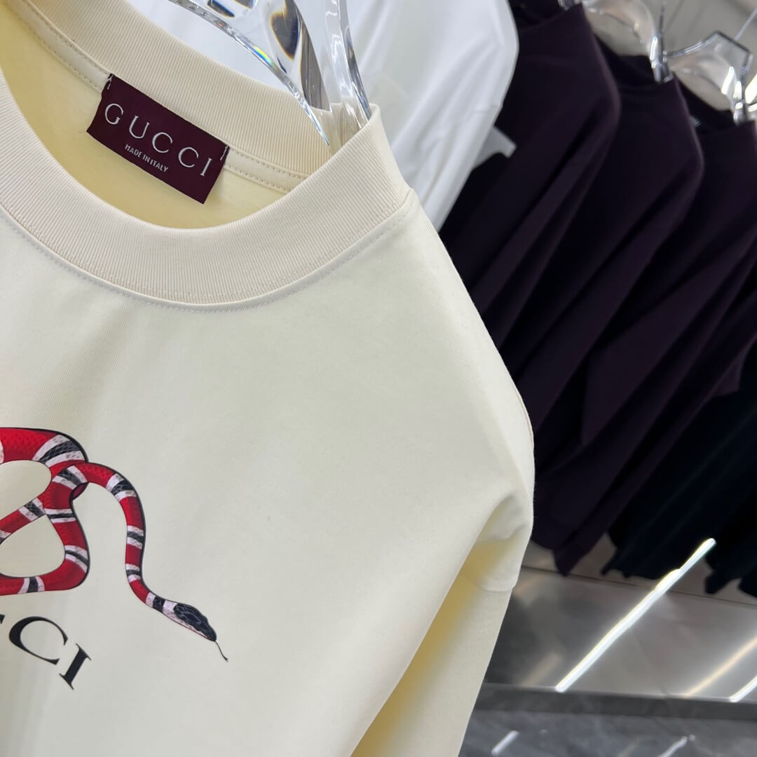 2025 T-Shirt mit Schlangen-Print