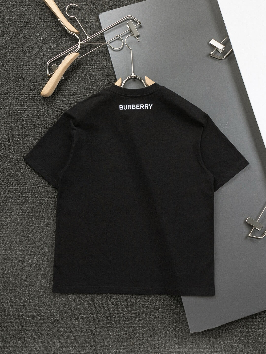 T-shirt brodé à rayures marron