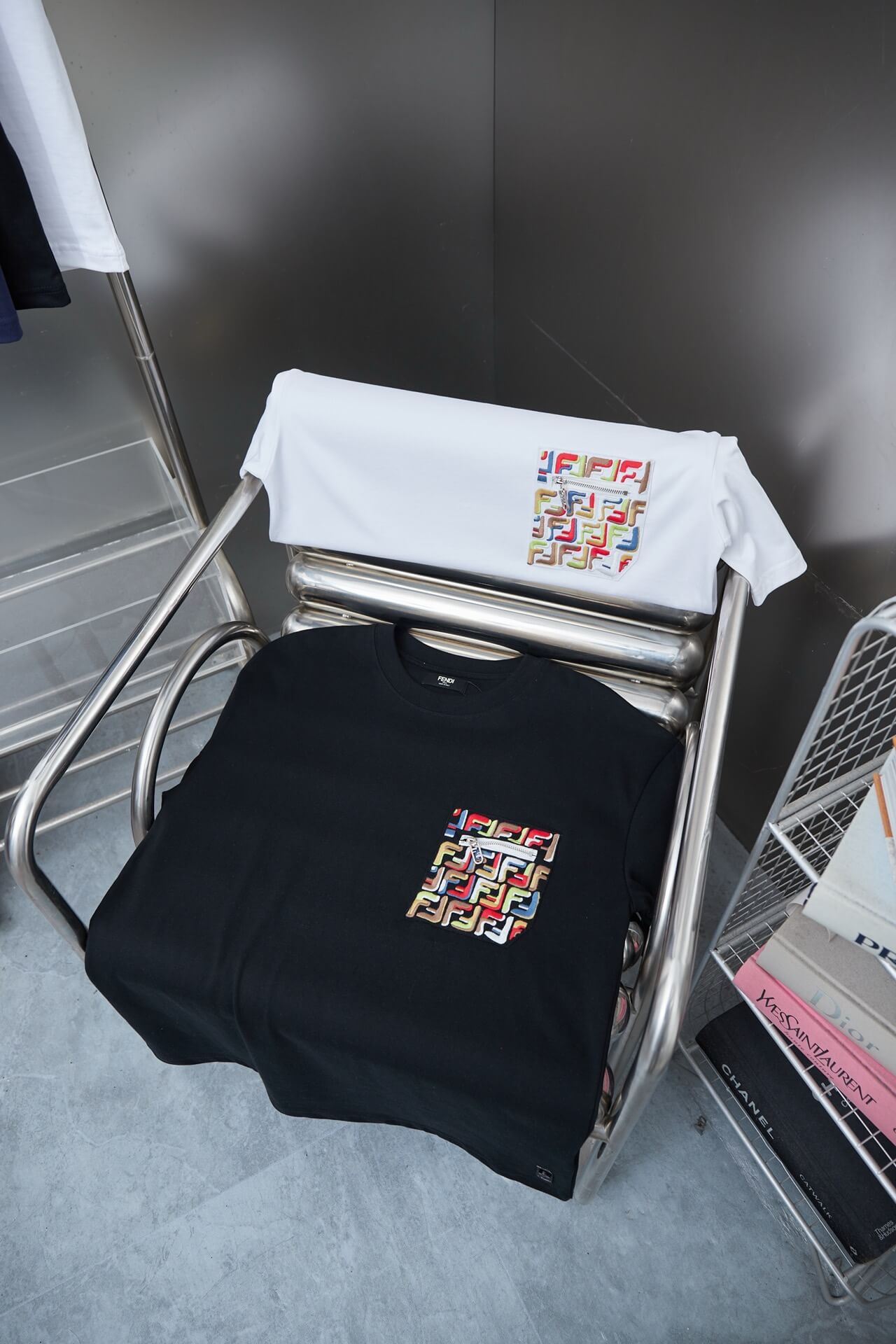 T-shirt brodé coloré