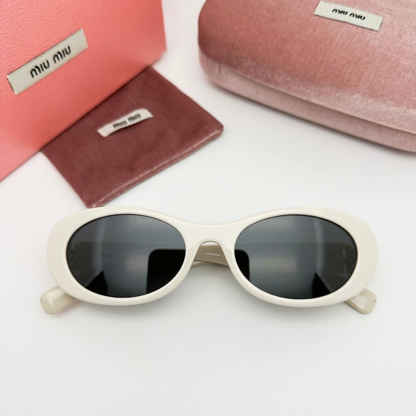 Lunettes de soleil à motif de lettres en métal