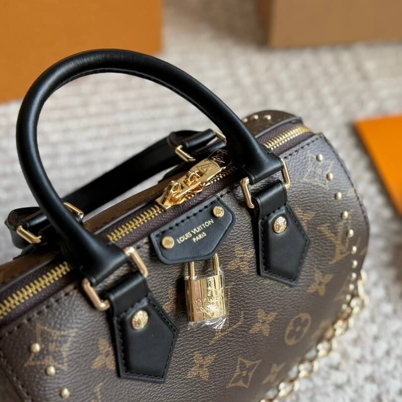 Sac oreiller à chaîne et rivets