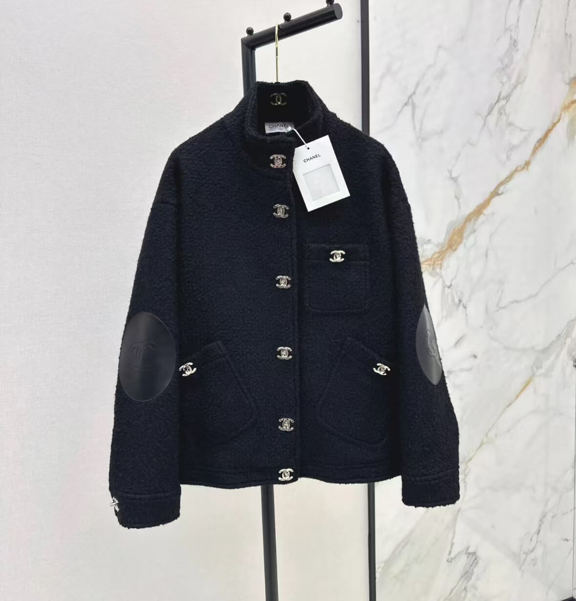 Veste en cuir d'agneau minimaliste et élégante