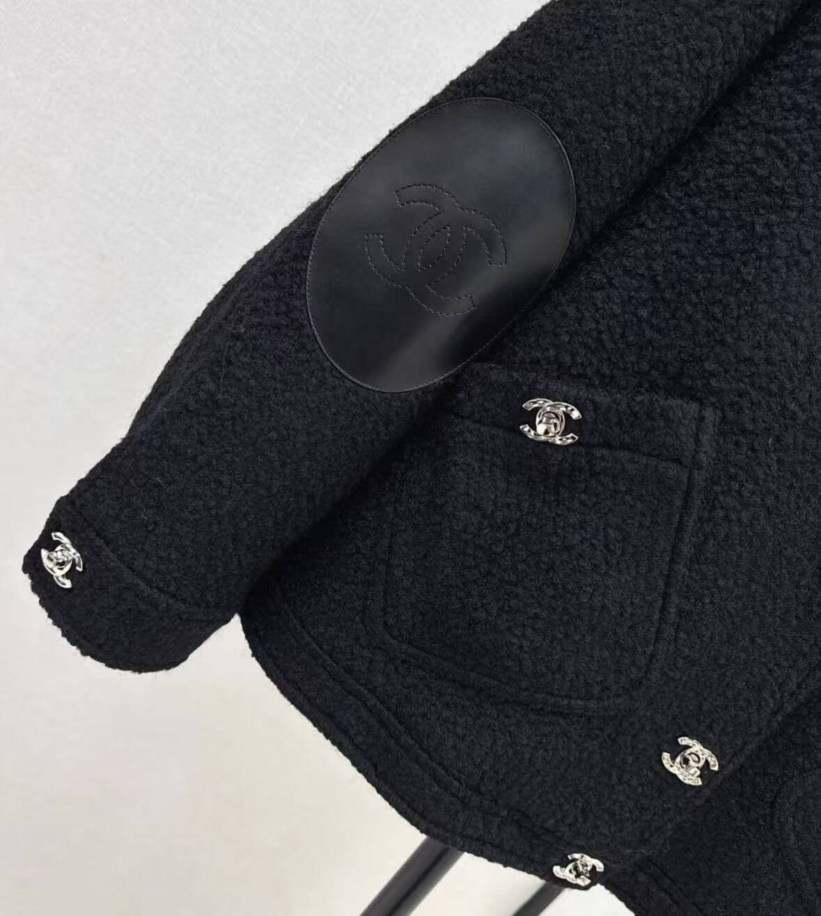 Veste en cuir d'agneau minimaliste et élégante
