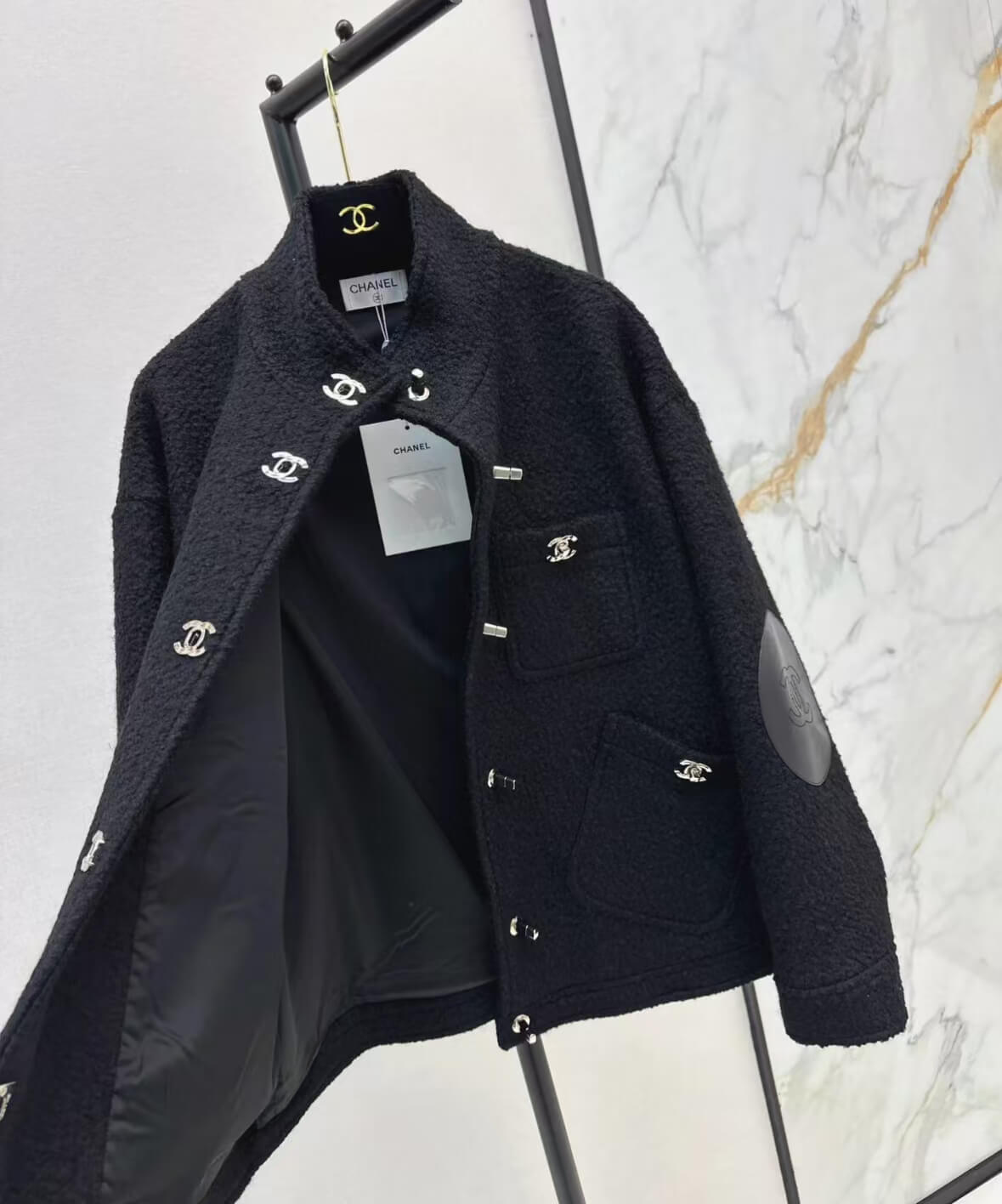 Veste en cuir d'agneau minimaliste et élégante