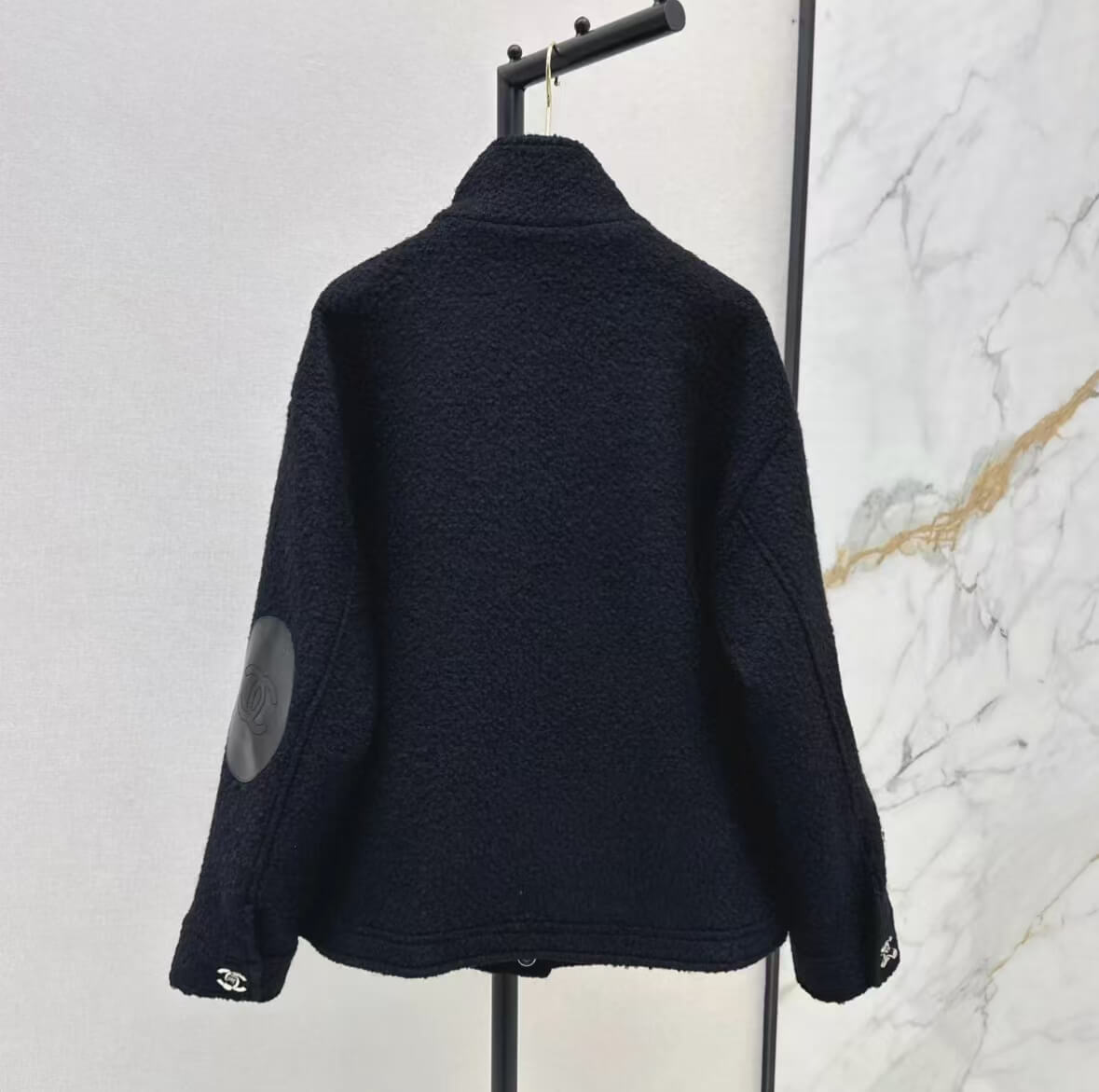 Veste en cuir d'agneau minimaliste et élégante