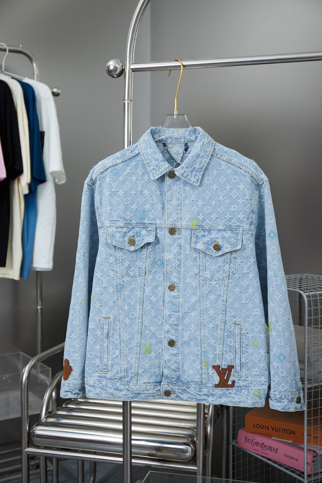 Veste en jean brodée colorée