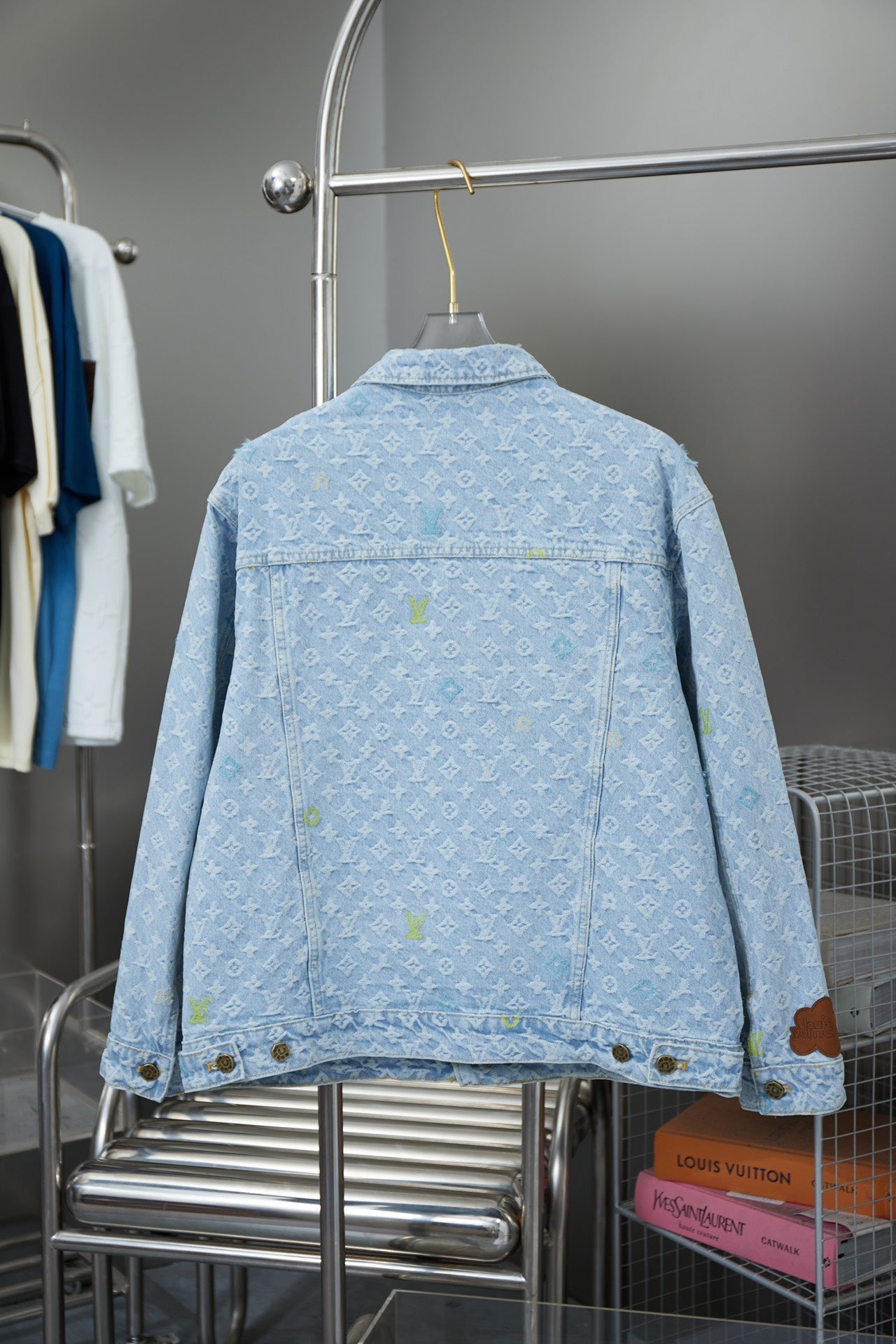 Veste en jean brodée colorée