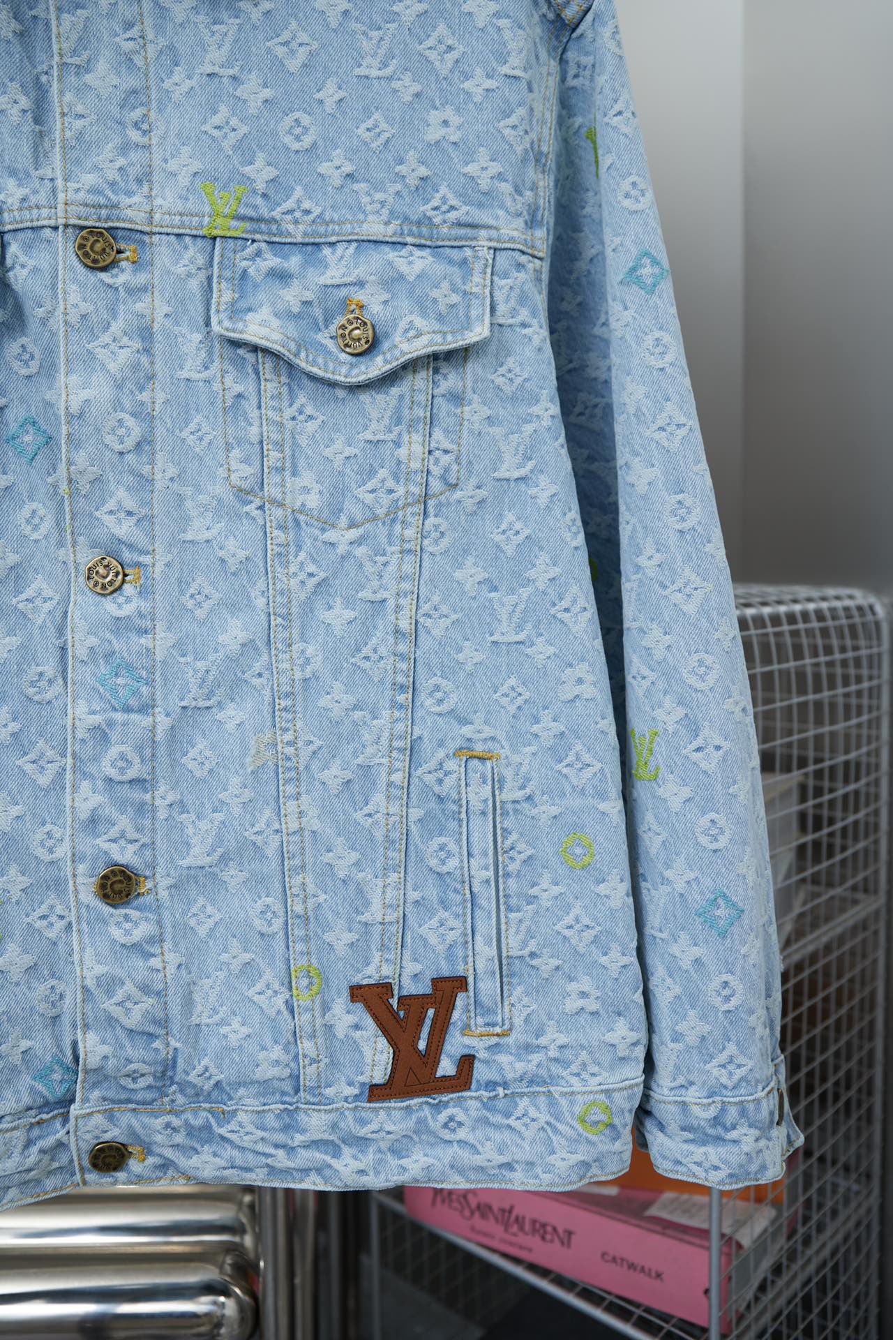 Veste en jean brodée colorée