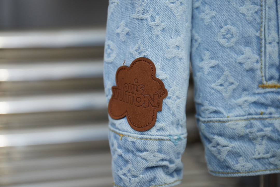 Veste en jean brodée colorée